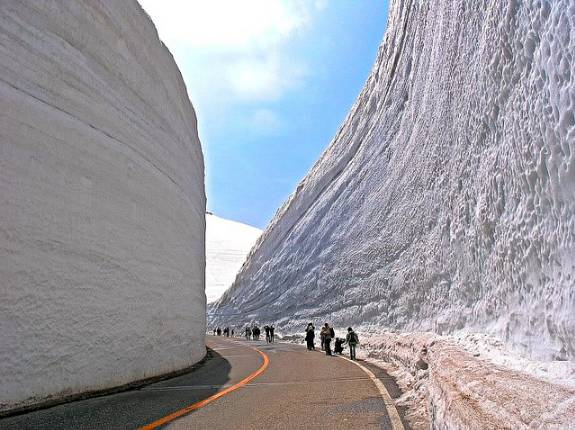 著名的雪墙公路.这里的雪景会让每一个到访的人大呼震撼.