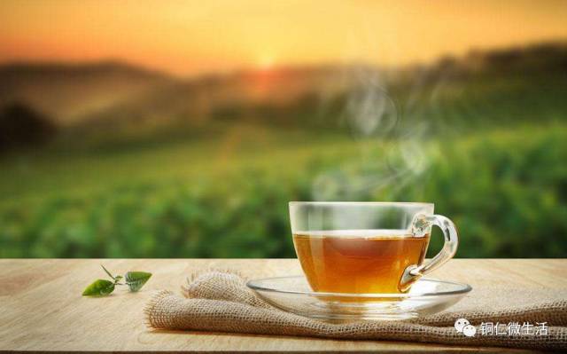研究证实,饮用一杯热茶9分钟可使体温降低1℃～2℃,降温可维持15分钟