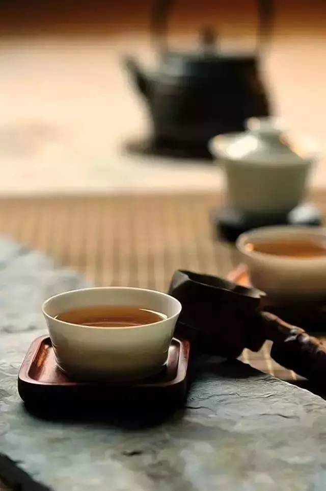 对于少喝茶的人来说,晚上喝茶的量应该比白天的量减少一半,也不适宜