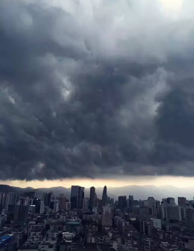 疾风骤雨配冰雹……接下来几天还有哦!