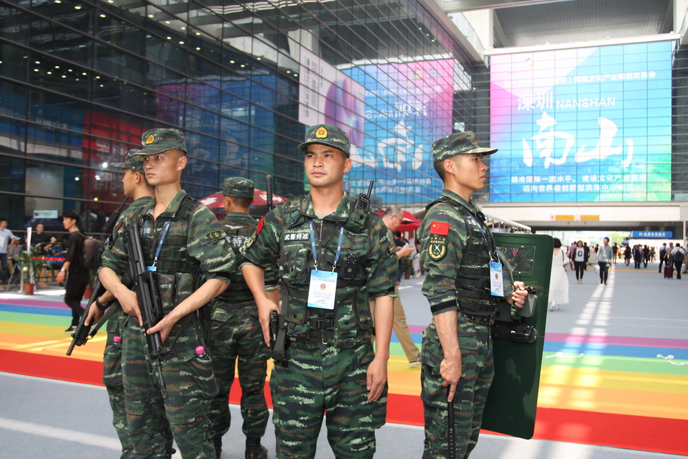 武警深圳市支队官兵护卫文博会.