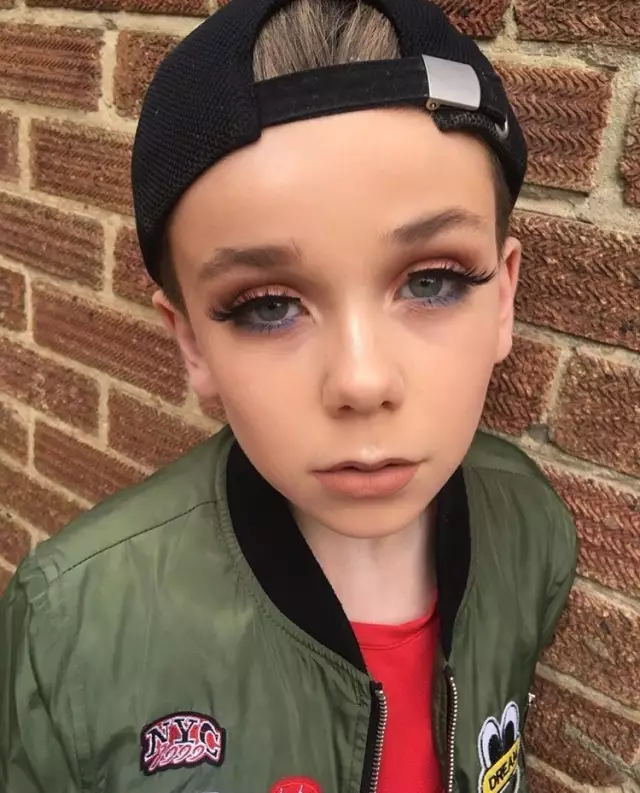 10岁小男孩化妆术红遍网络无数女生自愧不如