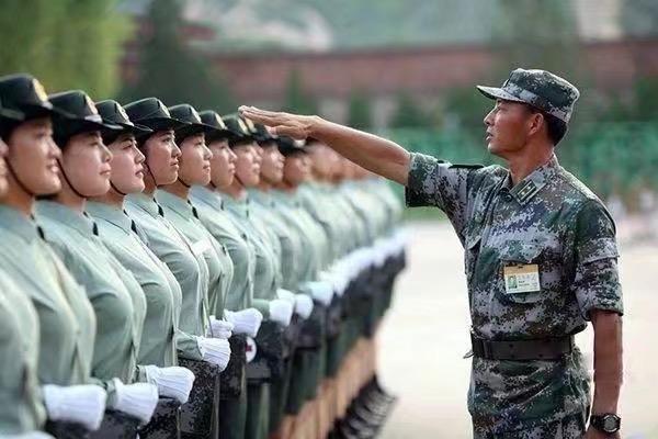 训练"白求恩医疗方队"是纪念抗战胜利阅兵唯一的女兵方队 军姿训练