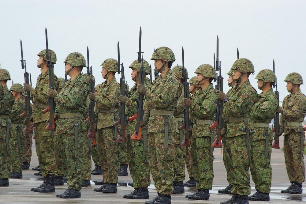 日本自卫队装备的64式自动步枪女兵也爱不释手