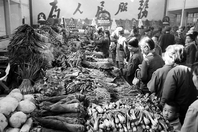 年12月26日《北京日报》2版 1978年10月,顾客们在西单菜市场选购盘菜