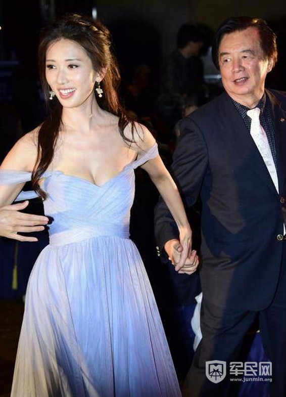 林志玲与其父亲跳舞,礼服脱落时其父的眼神引热议