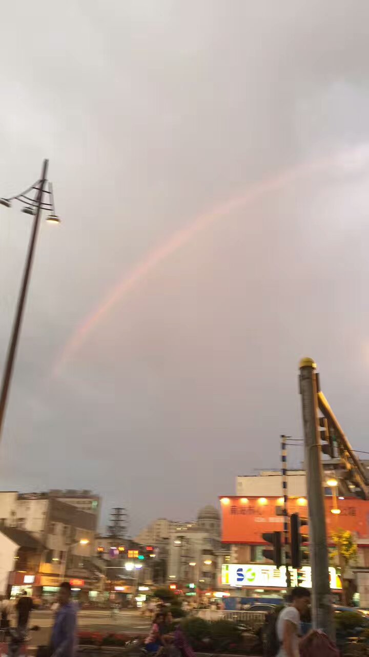 雨后,南京天空出现彩虹