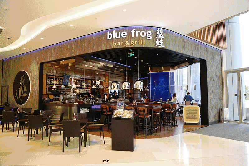 蓝蛙来福士店突破了蓝蛙一贯的装饰风格,悬空的门头,显眼的logo,门店