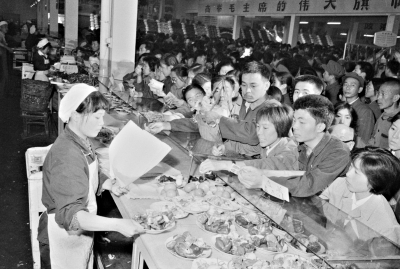 1982年12月26日,《北京日报》2版 1978年10月,顾客们在西单菜市场选购