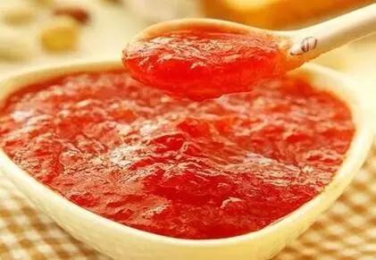 4,西红柿祛斑面膜 将1个西红柿捣烂取汁 加入5毫升蜂蜜与10克面粉