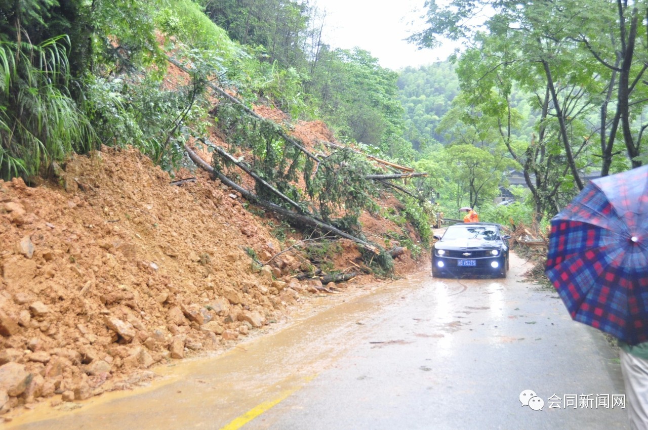 省道s222线沙溪乡羊山村路段山体滑坡,县公路局奋战一线确保公路畅通