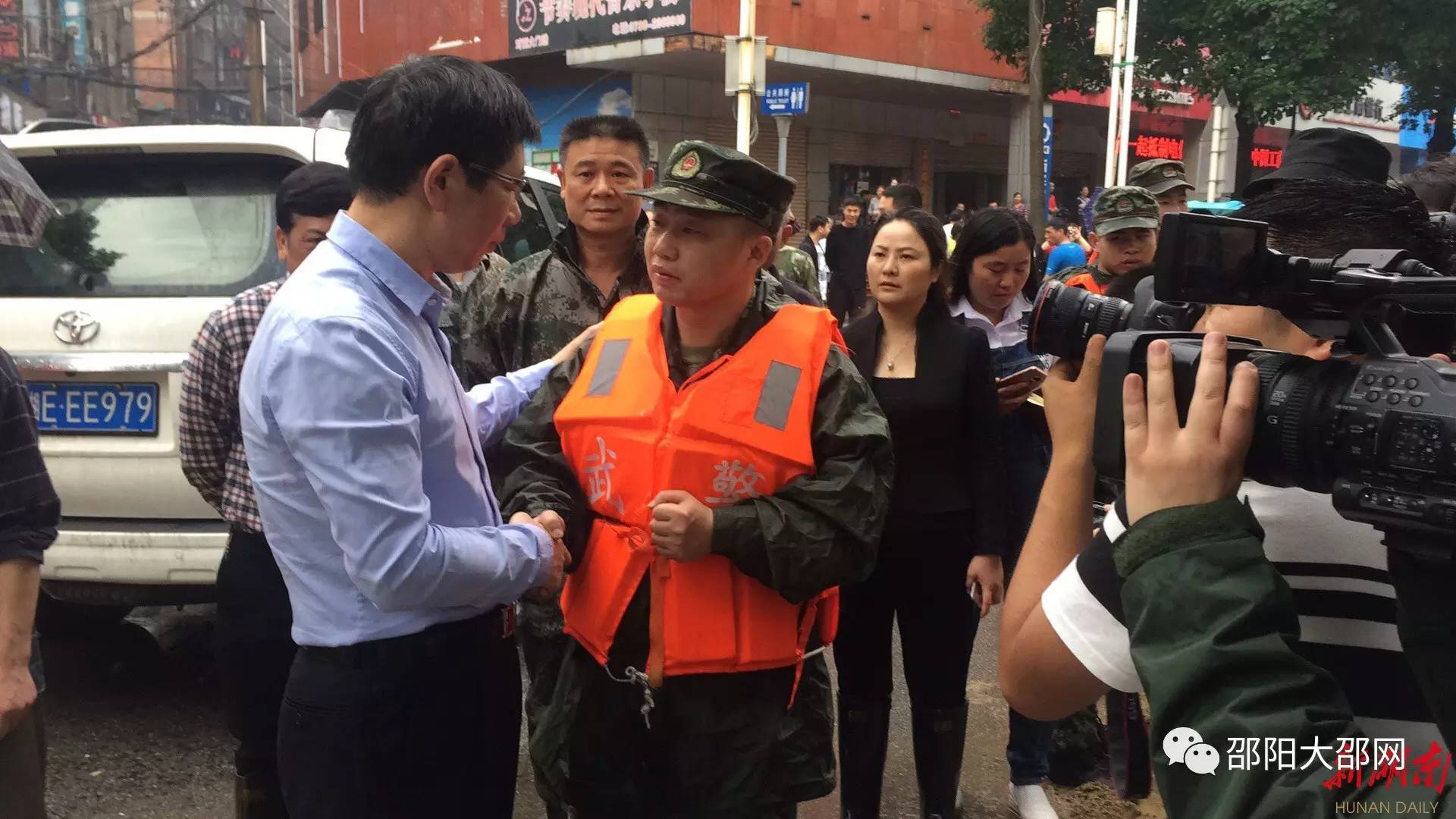 致邵阳人民的一封信 有他们在 邵阳别怕 只有两天大雨啦