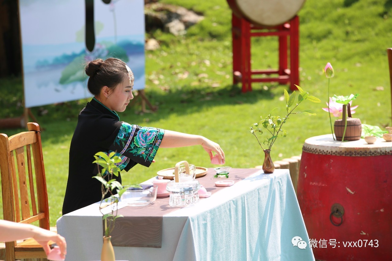 昨天,一大波美女在保靖演绎了一场精彩绝伦的茶艺大赛