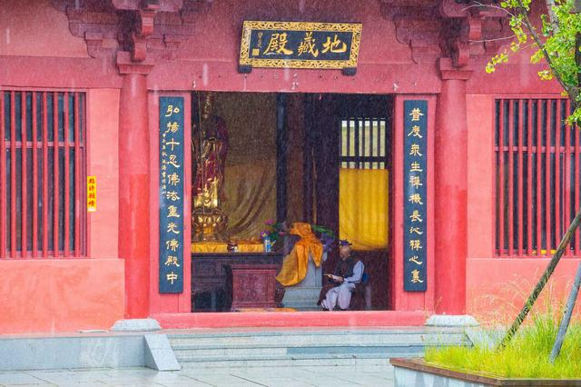 转过大殿,往上走是万佛殿,右侧是药师殿,而在左侧的地藏殿,一位僧人正
