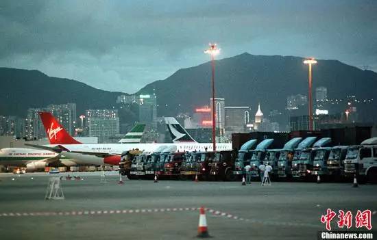 图为1998年7月5日晚,香港启德机场调集大批运输车队开始搬迁,三十一架
