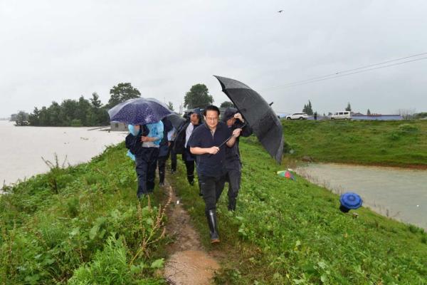 湘江长沙站逼近历史最高水位,长沙市委书记上河堤督战防汛(图)