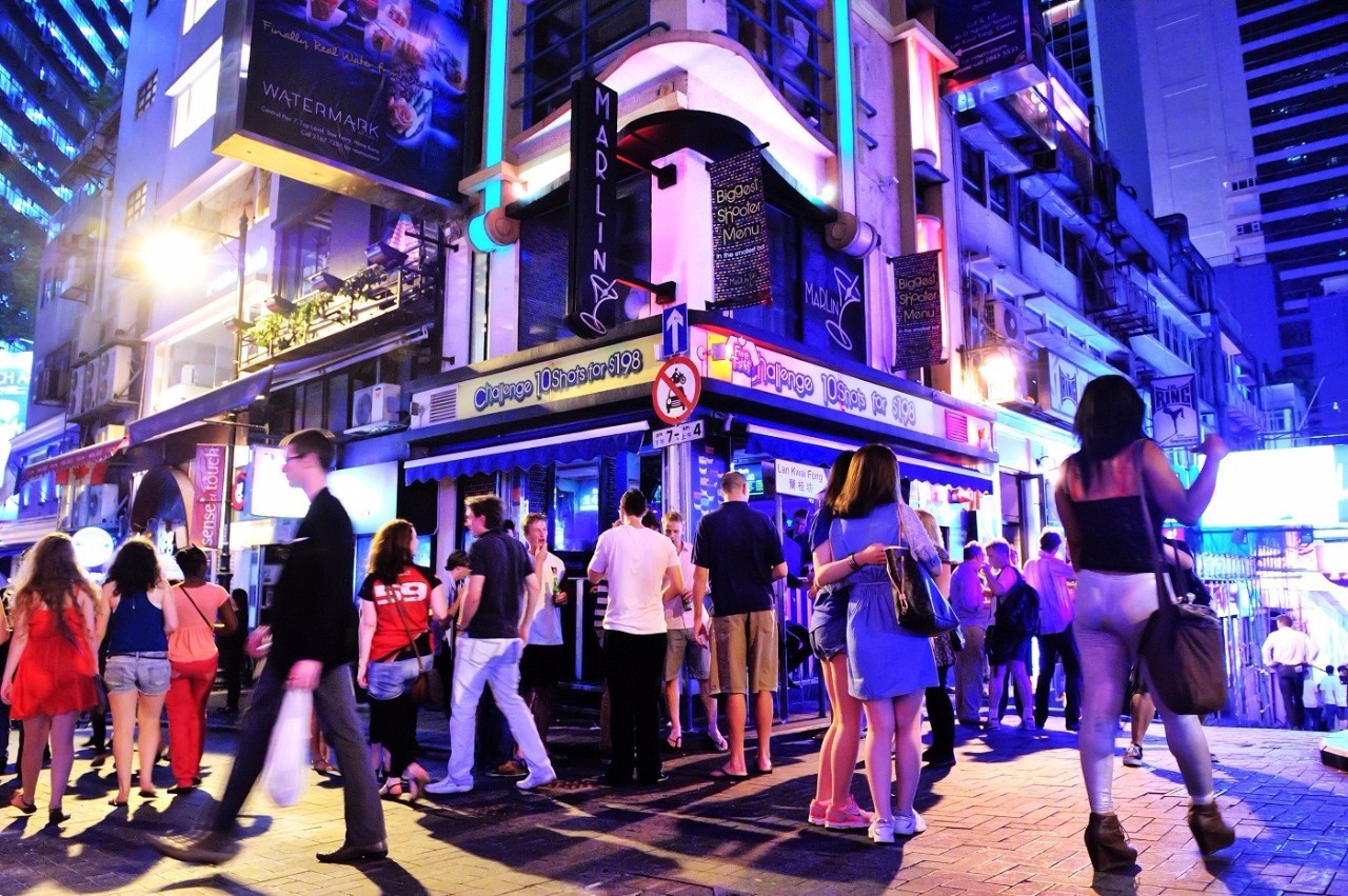 就像北京的三里屯,上海的衡山路,兰桂坊,是香港青年男女夜晚的喝酒