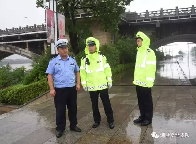 湘潭市公安局交警支队支队长谢衡湘(左)在防汛抗洪一线