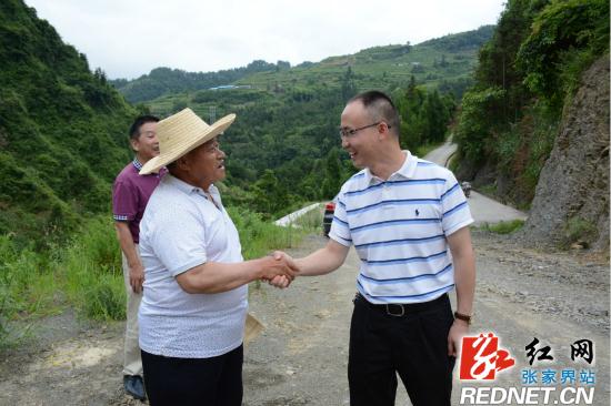 张家界市永定区委副书记,区长朱法栋看望慰问退伍军人吴林忠.