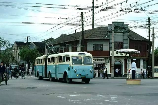 【城事】八十年代的公交车是什么样子?这组照