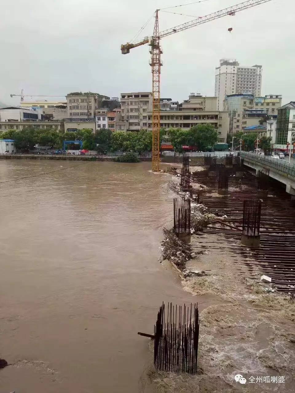 洪水冲垮猜一成语_洪水冲垮房屋图片(2)