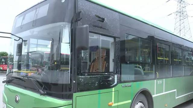 【恐怖】南通市区人民西路:"路怒男"逼停公交车 持刀砍向了