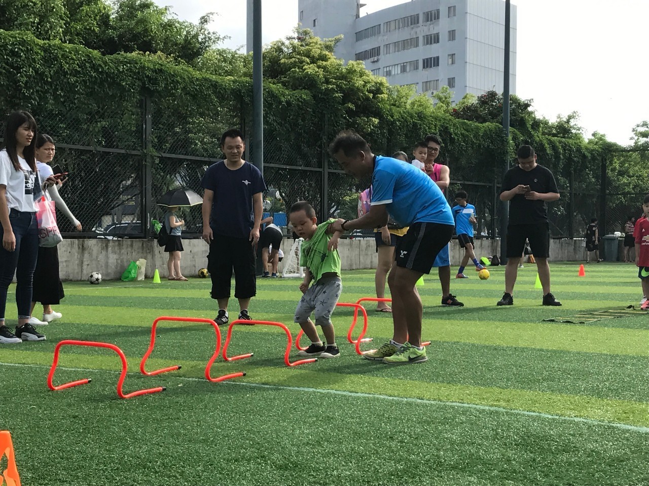 今早在体育馆又有斗门区足球协会幼儿亲子足球活动日!