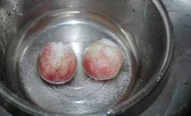 洗桃子时加点食盐正确方法:洗黑木耳时,在水里放上一些面粉.