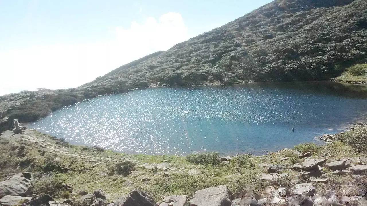 在苍山顶端的洗马潭是一个清澈见底的"山巅冰积湖",在这里可以观赏到