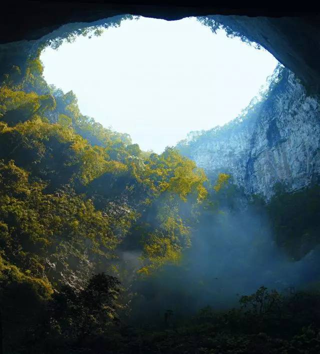 打岱河天坑群,位于平塘县塘边镇,由12个天坑组成,深度均超过300米,最