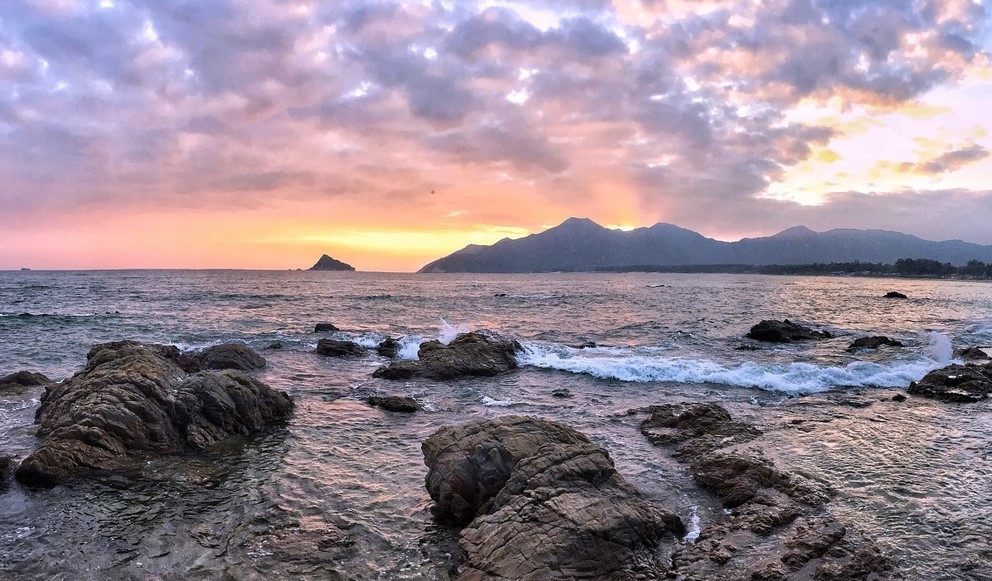 去半岛最南端的东涌,这里还没怎么开发,周边的东冲村也还很原生态的