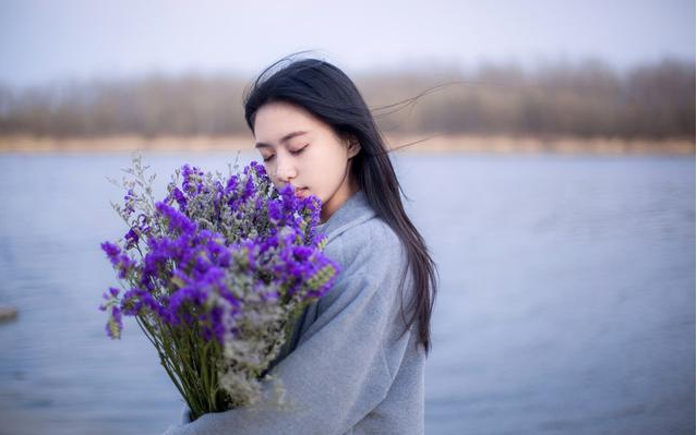 为家庭为孩子隐忍着,深夜痛苦的生肖女