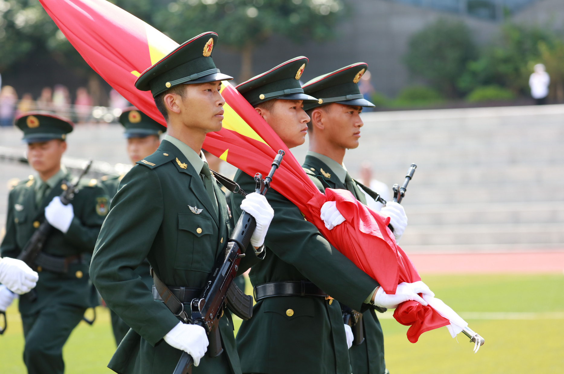 华渔两千名教育工作者国旗下宣誓 仪式感燃爆