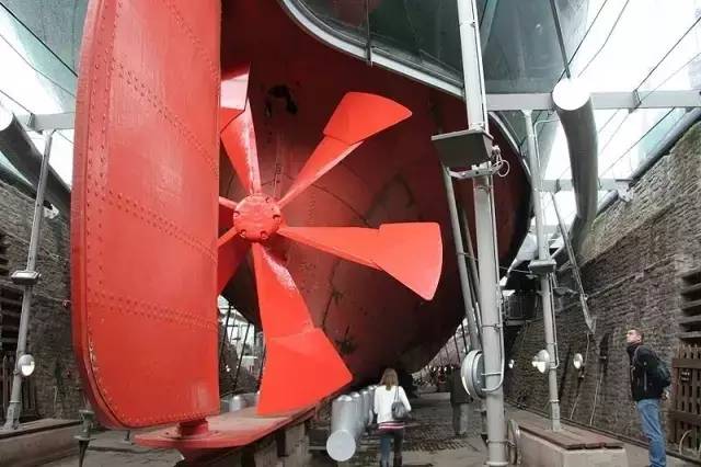 螺旋桨为船舶提供动力,是现代船舶的主要推进装置.