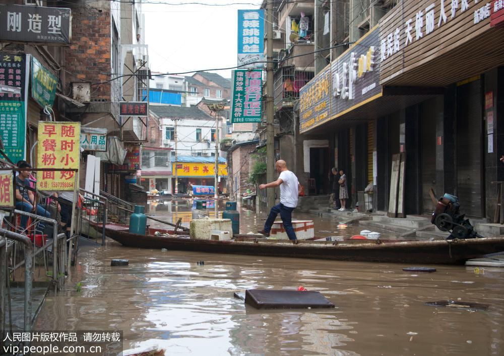 7月2日,湖南省新邵县酿溪镇居民走过用船搭起的临时过道.图片