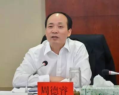 省委组织部常务副部长胡伯俊宣读省委关于周德睿同志任职的决定