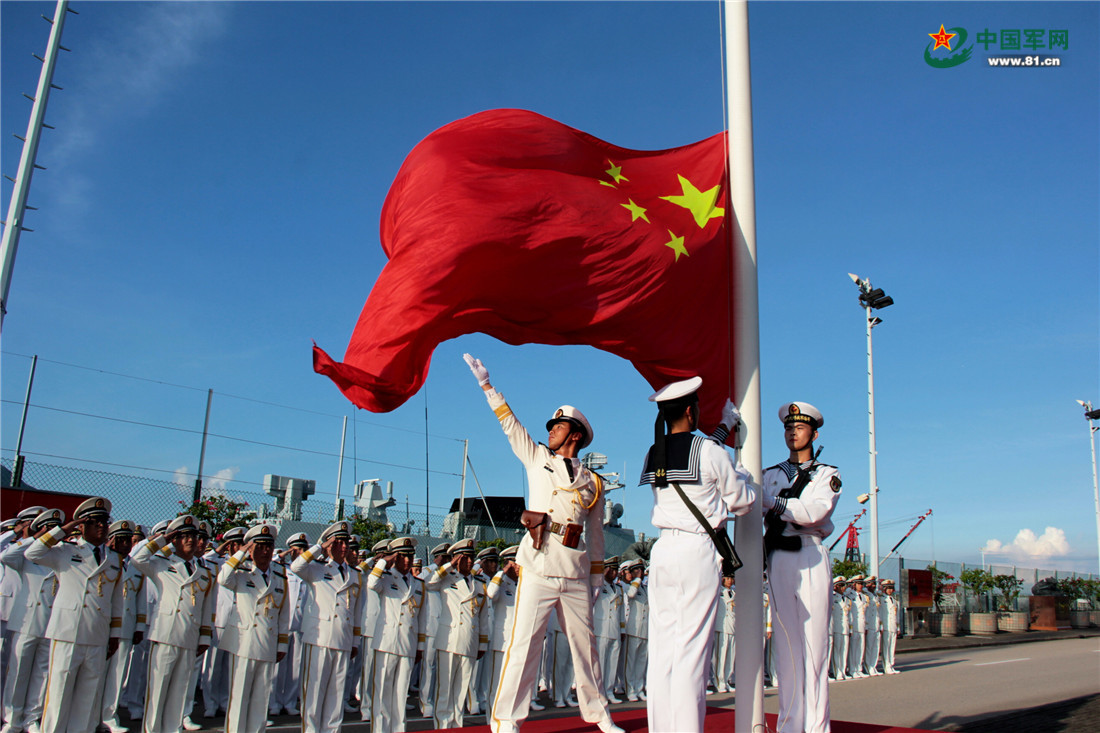 2017年7月1日,驻香港部队举行升国旗仪式庆祝香港回归祖国20周年.