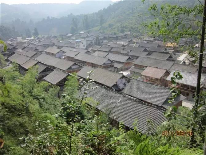 晨曦中的木寨子,显得很安静,高传村是从江县往洞镇一个小山村,2016年