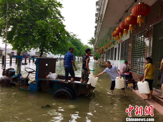 广东封开县迎战20年一遇洪水 3000余受灾民众已转移(组图)