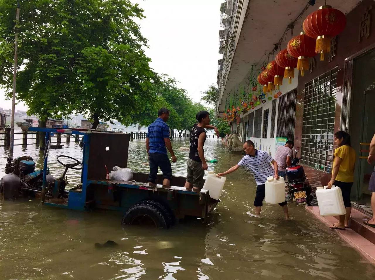 目前,封开县已转移受灾民众3078人,在该县体育