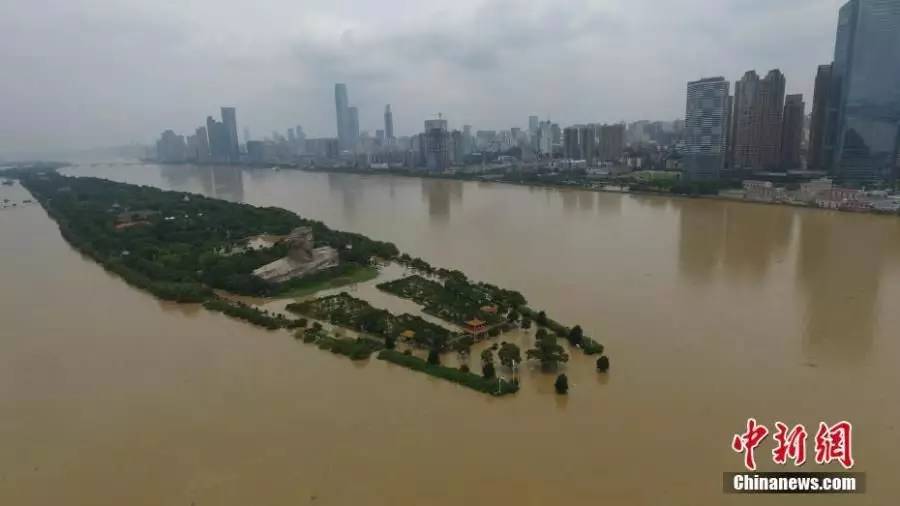 航拍| 湖南多地洪水肆虐 长沙橘子洲观光台被淹