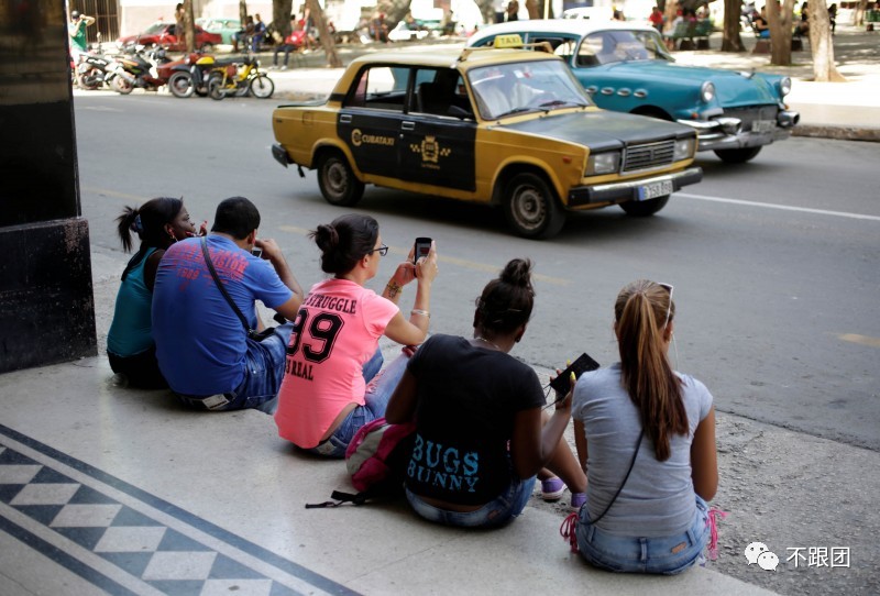 成群结队在酒店外蹭WI-FI,古巴人上网真不容