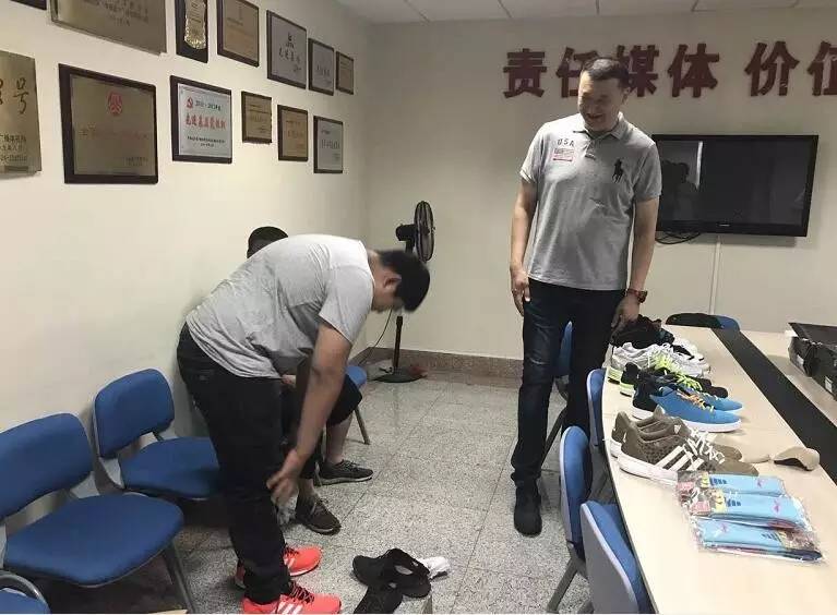 圆梦52码大脚男孩没鞋穿辽篮前教练也出手了送来7双全是珍藏版