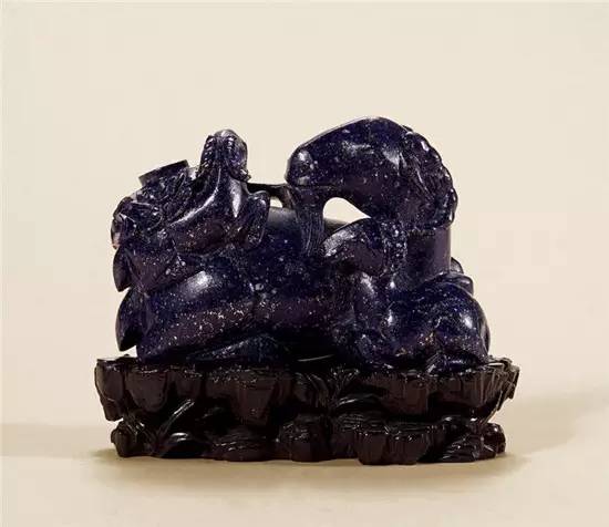 lazuli,来自拉丁语lapislazuli,在中国古代称为璯琳,金精,瑾瑜,青黛等