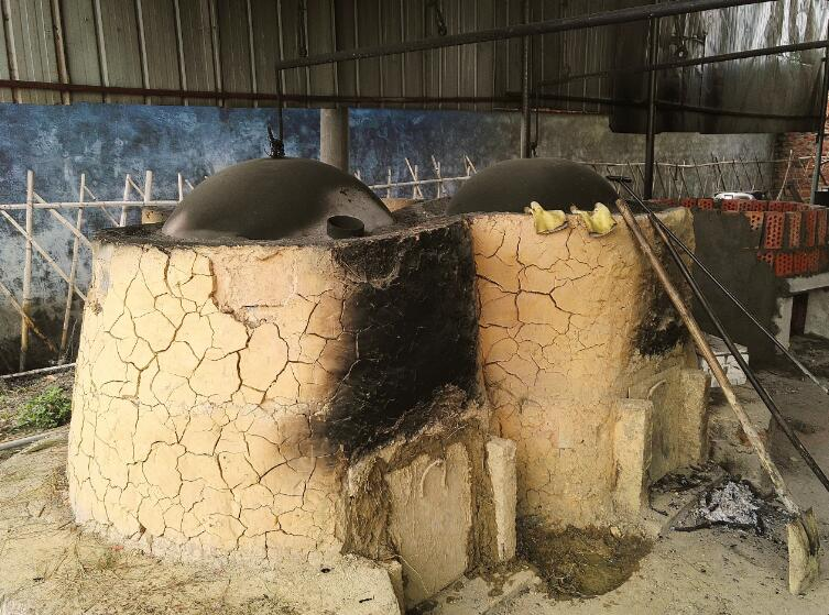 烤炉都是用乡村泥土制作而成使用的燃料是松树支,松树叶和干松果把