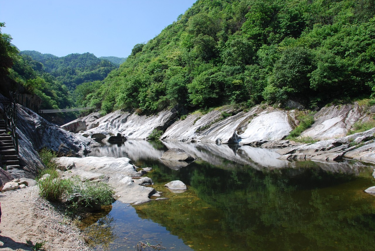 与华东最后一片原始森林,国家级森林公园天堂寨风景区相连,全长约4800