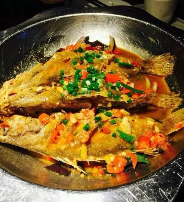桂鱼是铁胖子的 招牌菜,所用的是小桂鱼,炸得外焦里嫩,也非常好吃.