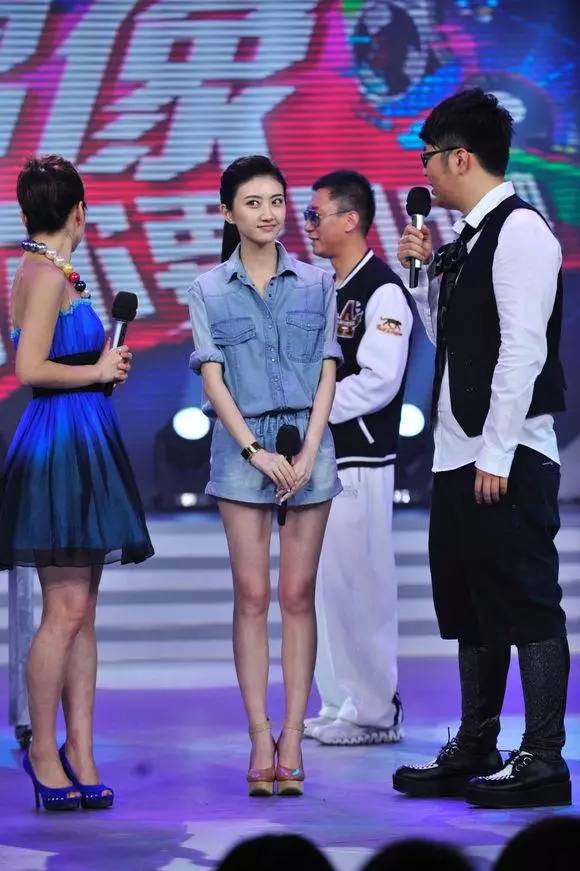 景甜和吴昕在穿差不多高的高跟鞋时,身高居然一样.