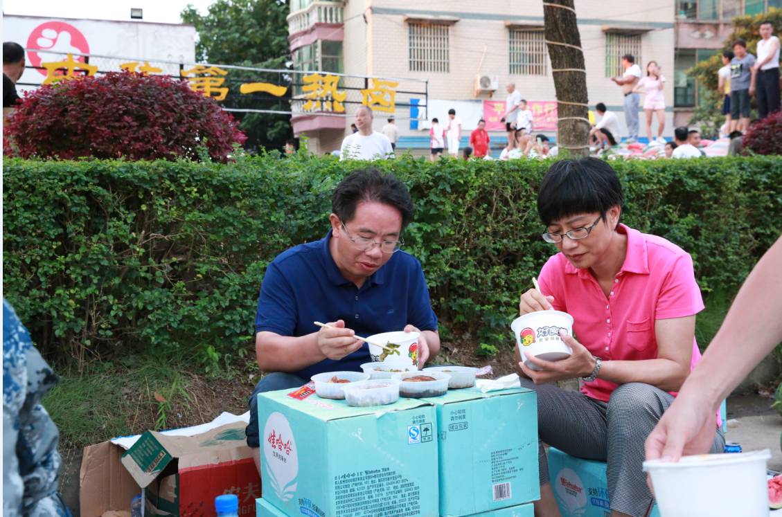 雁峰区区长何子君,市政协副主席谢明芳就地而坐,匆匆解决晚餐