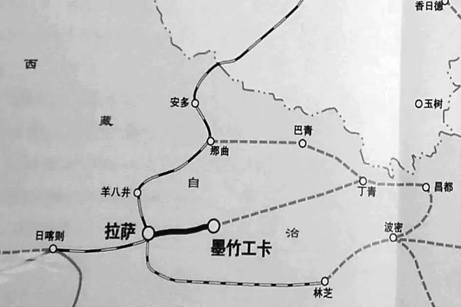 第一纵就是青藏铁路,延长至亚东,吉隆口岸铁路;第二纵是滇藏铁路,实际